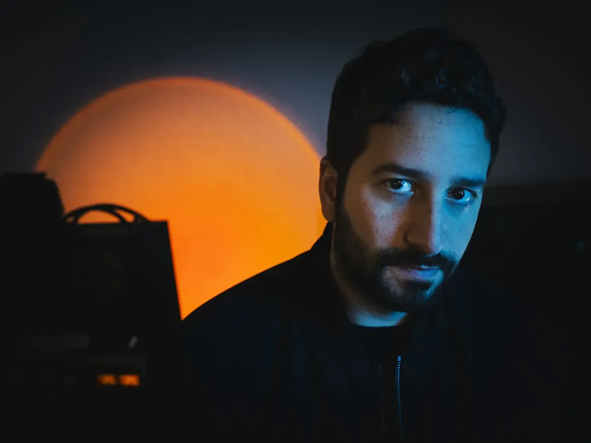Reconocido por su trabajo con grandes artistas, reflexiona sobre su carrera y la producción musical.