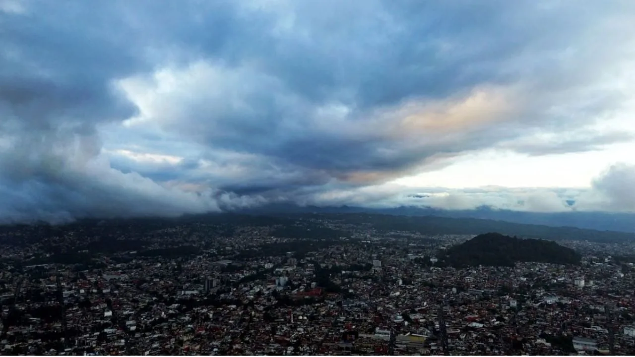 Niebla y nubes cubren el paisaje urbano de Xalapa en una mañana de noviembre.