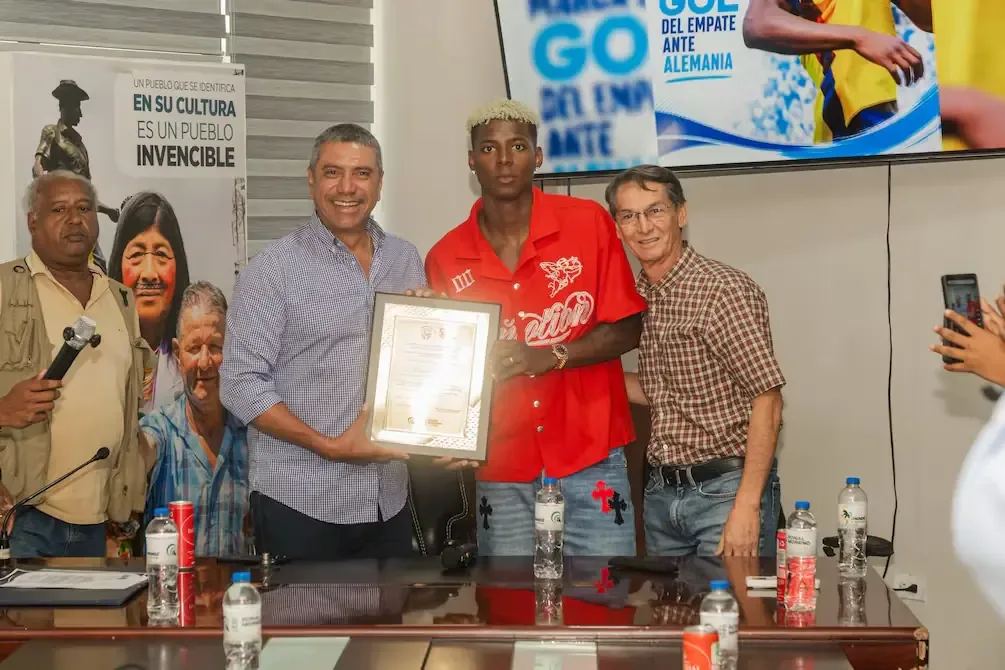 El futbolista ecuatoriano Nilson Angulo motiva a nuevas generaciones y busca impulsar el desarrollo del fútbol en su comunidad.