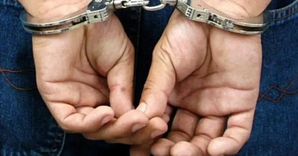 Un menor intervino en una pelea familiar para defender a su madre, resultando en una herida grave a su primo.