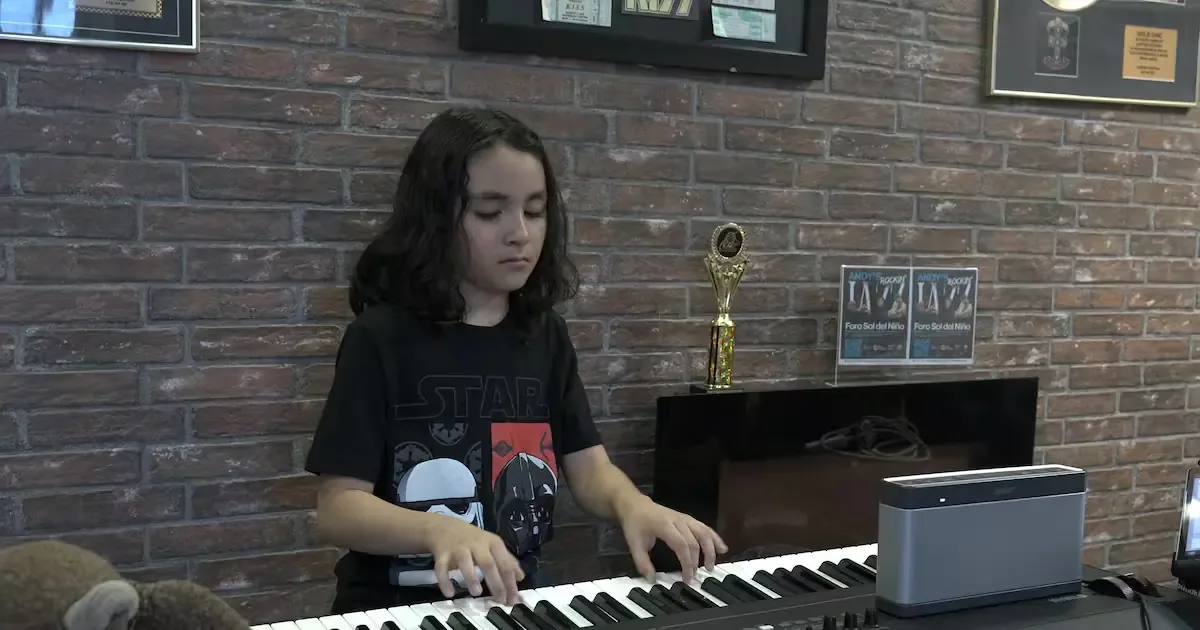 Andy Rochmol sorprende con su talento al estrenar obra sinfónica, destacando a su corta edad.