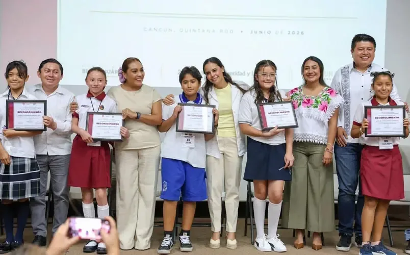 Estudiantes presentan propuestas sobre educación y bienestar en un ejercicio democrático.