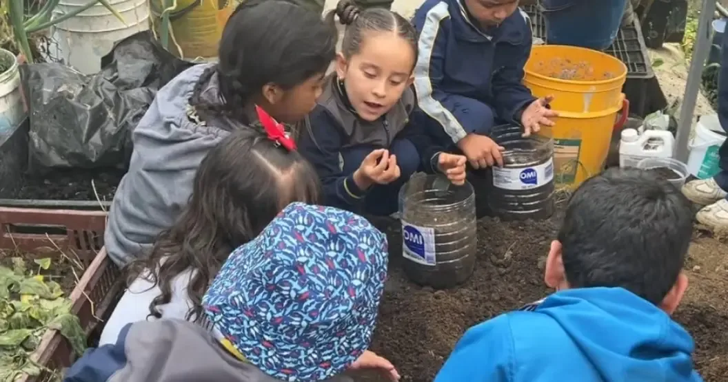 La Escuela Hogar Juvenil Campesino fomenta la agricultura entre los más pequeños, fortaleciendo sus lazos con la tierra.