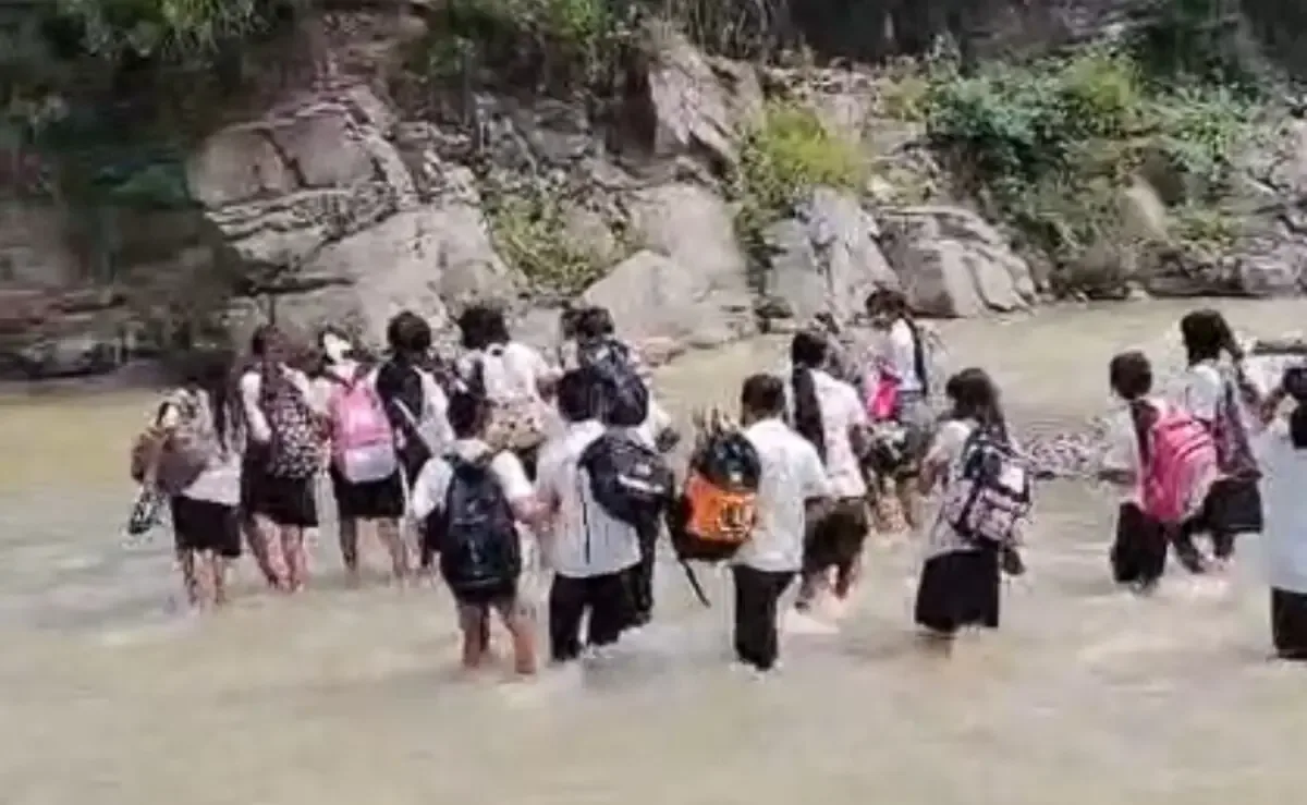 La falta de un puente en Santa Elena compromete la seguridad de los estudiantes que enfrentan enfermedades por mojarse al cruzar.