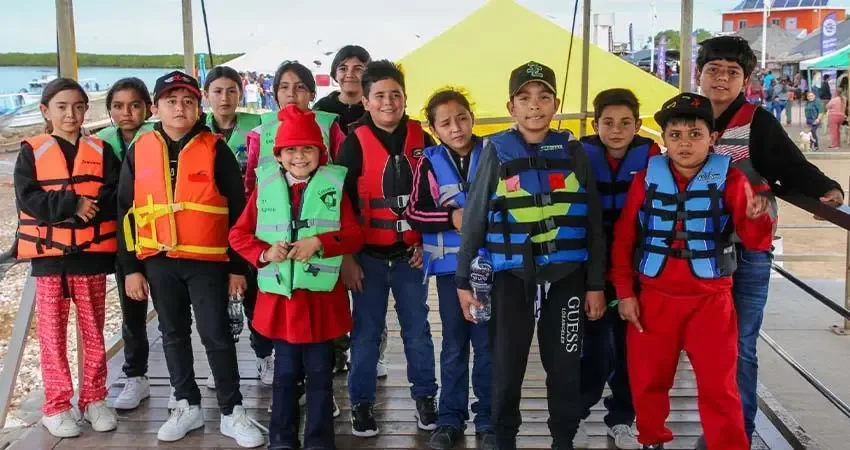 Niños de La Paz disfrutan de su primer avistamiento de ballenas en Puerto Chale.