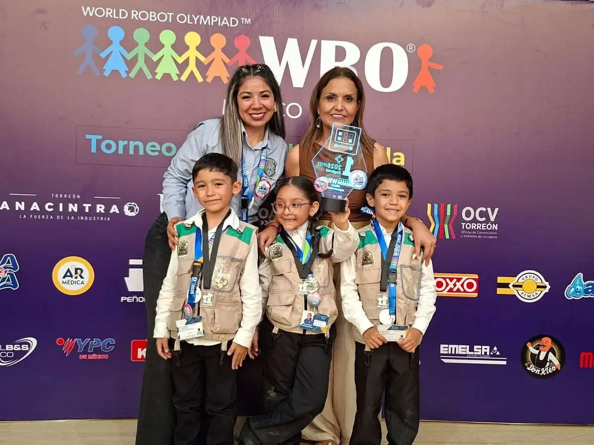 Tres estudiantes de preescolar destacan en la competencia WRO con un robot paleontológico.