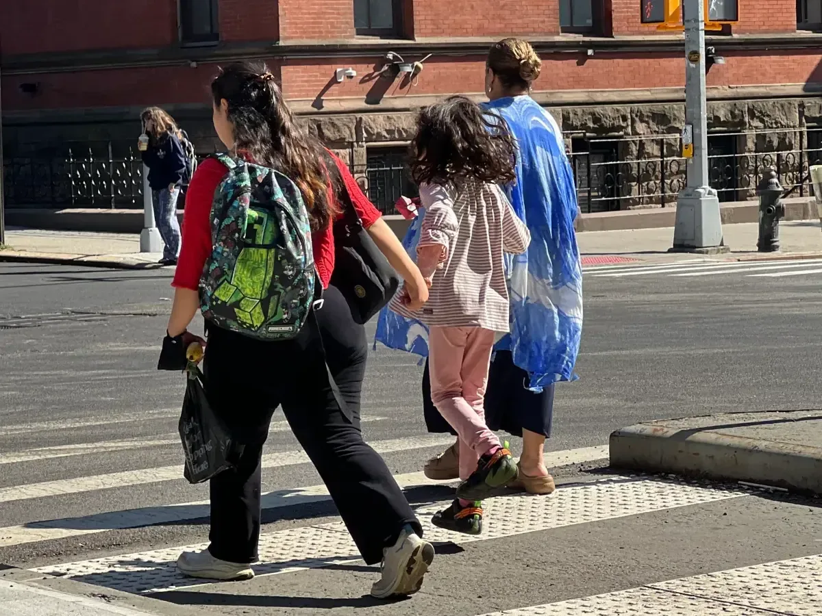 La angustia por la presencia de ICE afecta el regreso a clases de miles de estudiantes latinos en Nueva York.