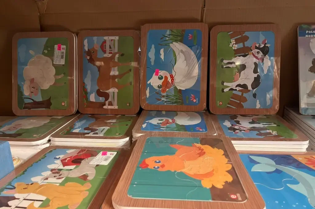 Niños jugando con rompecabezas en la tienda "EDUCATODO".