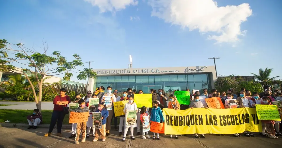 Niños sufren problemas de salud y riesgos por la cercanía a la refinería.