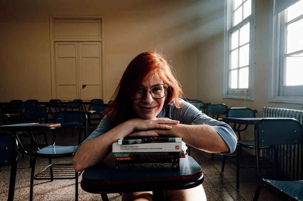 El nuevo libro une arte y ciencia, abordando problemas ambientales actuales y la relación entre ambas disciplinas.