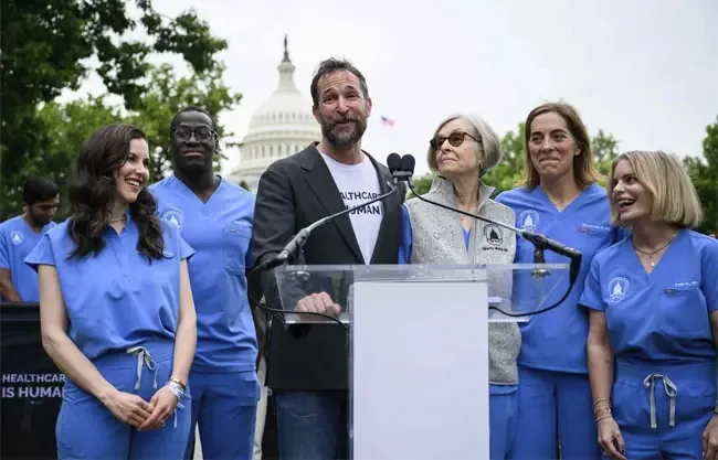 El actor reclama apoyo para el personal sanitario durante una manifestación.
