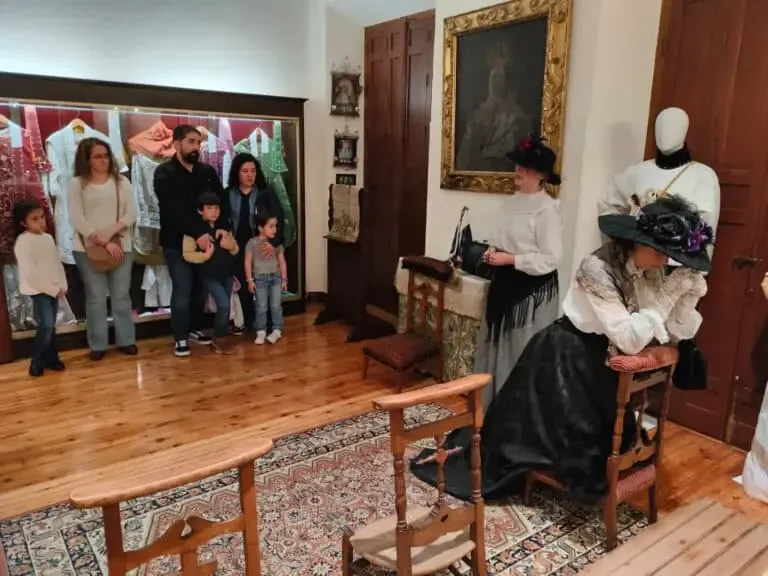 Este evento nocturno ofrece exposiciones, conciertos y actividades para toda la familia.