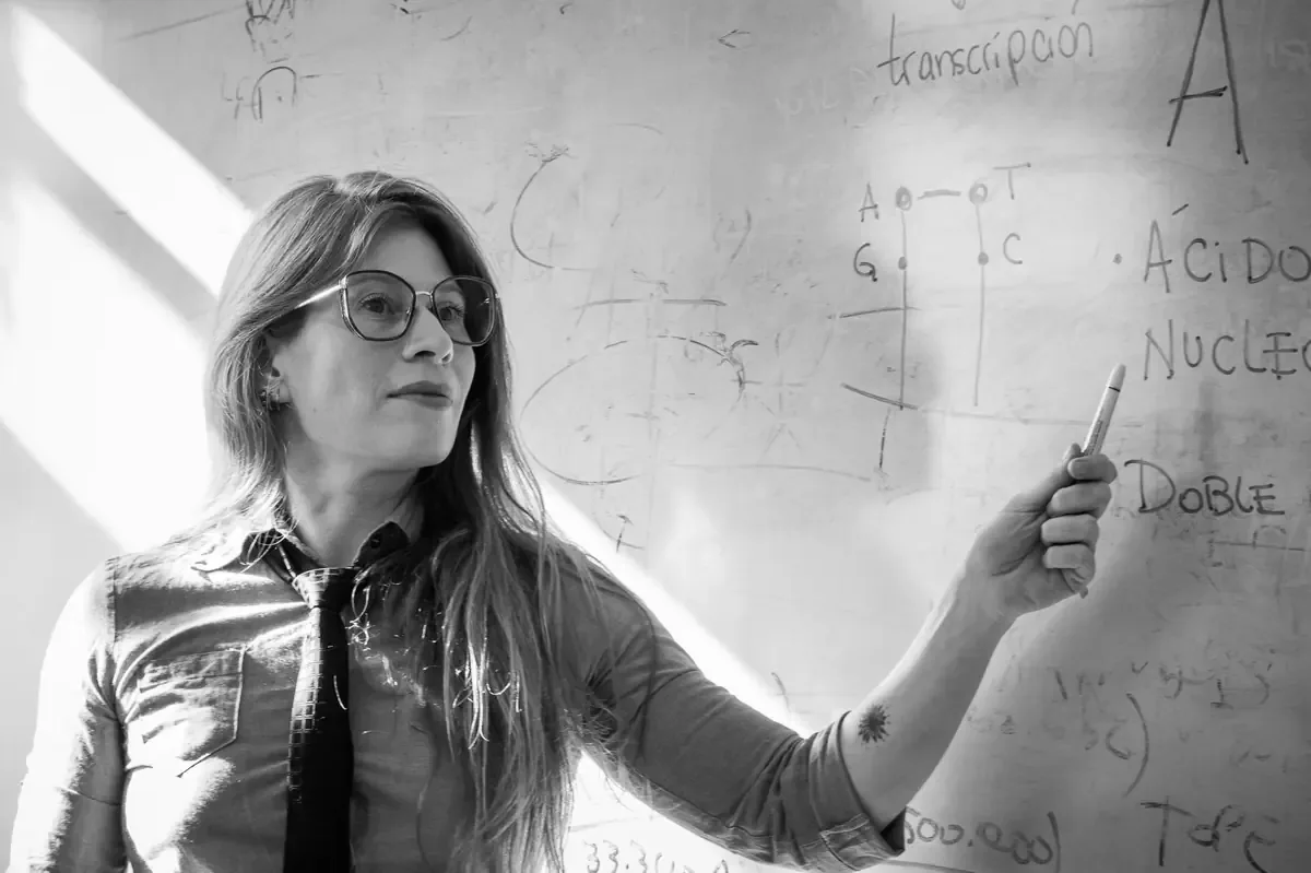 La historia de Nora Peresevalli refleja la dedicación y pasión por la enseñanza a lo largo de su vida.