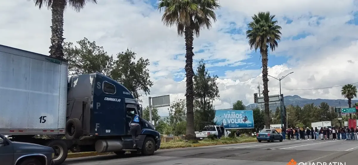 El bloqueo genera caos vehicular en importantes vías de la ciudad desde la mañana del lunes.