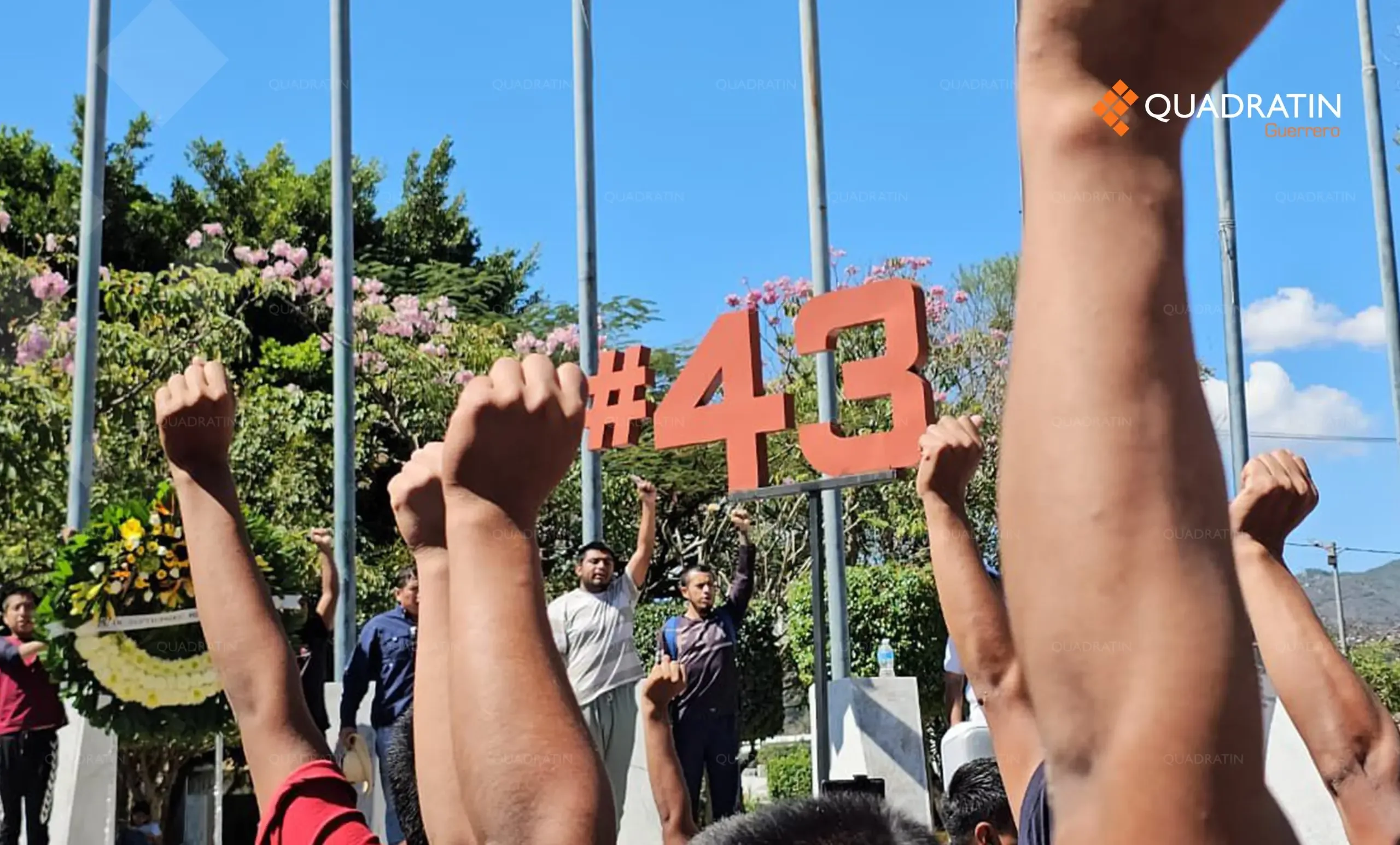 Normalistas protestan en Chilpancingo exigiendo justicia por Ayotzinapa.