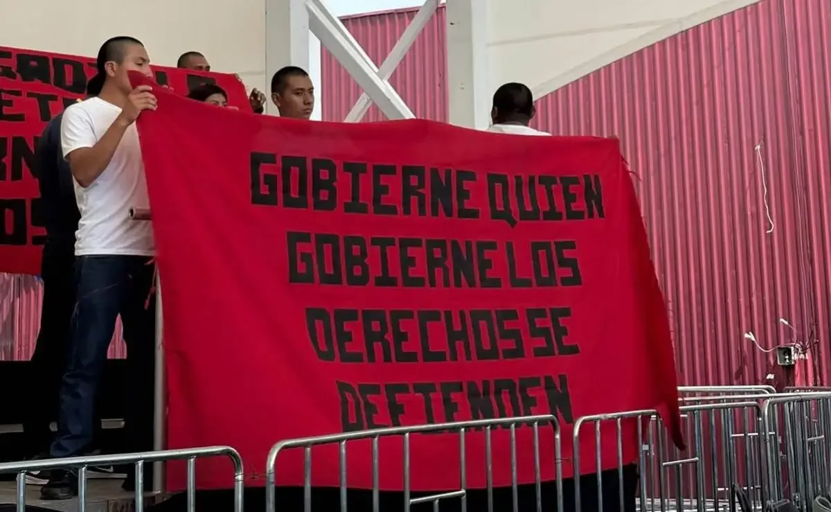 Estudiantes demandan el cumplimiento de su pliego petitorio y justicia por el asesinato de un compañero.