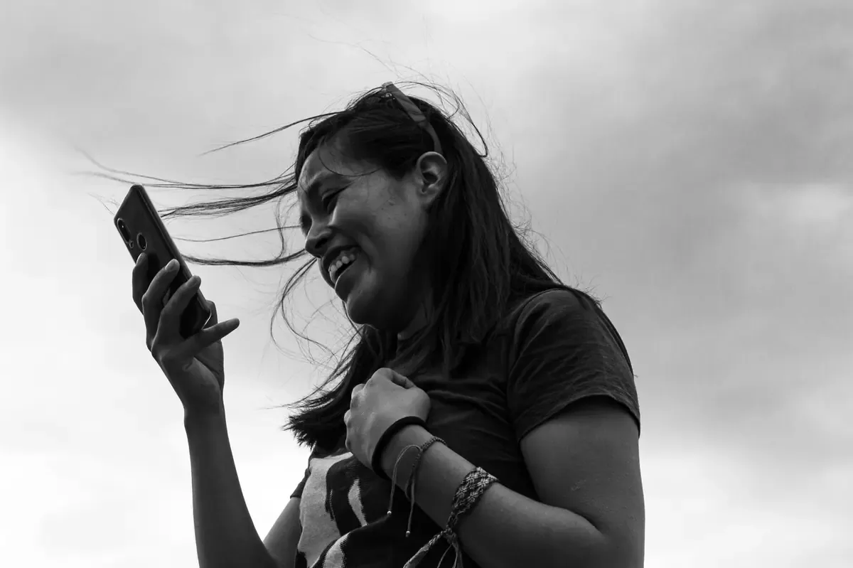 Un estudio revela que muchas jóvenes ven el control digital como parte de una relación normal.