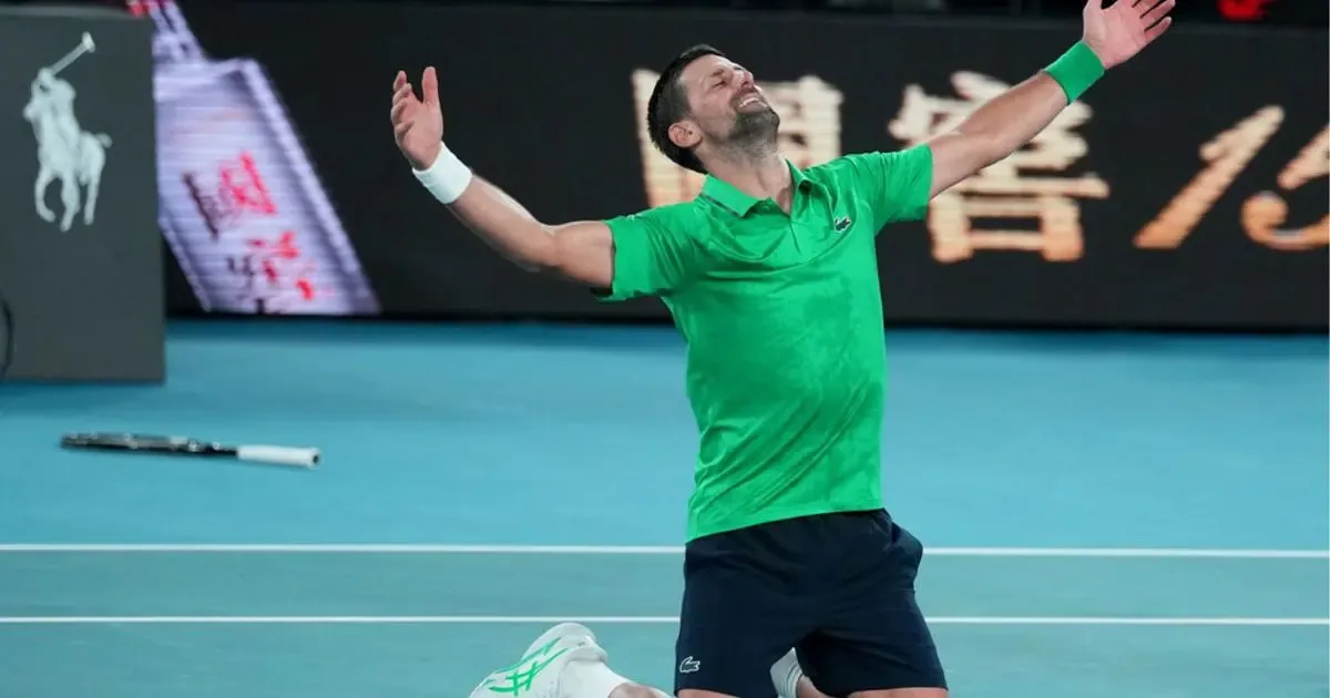 Novak Djokovic celebra su victoria en las semifinales del Australian Open.