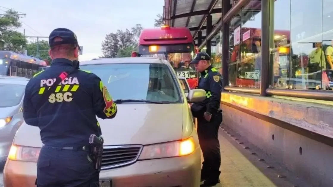 La Policía Auxiliar y Bancaria podrán multar en siete alcaldías de la capital mexicana para mejorar el orden vial.