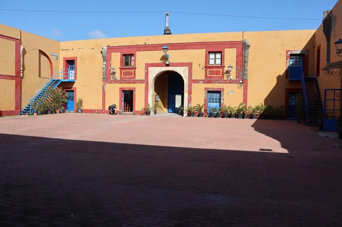 Se inauguran obras y se otorgan becas para fortalecer la educación en jóvenes estudiantes.