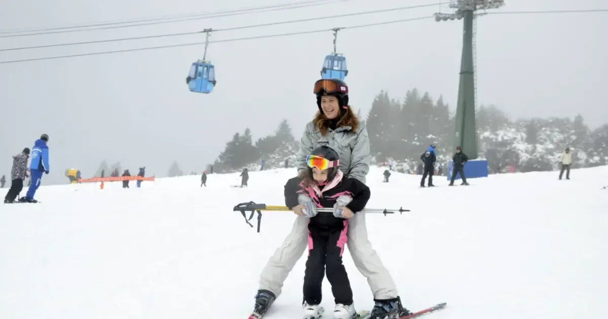 La llegada de la nieve impacta el turismo invernal y las actividades cotidianas en Bariloche.