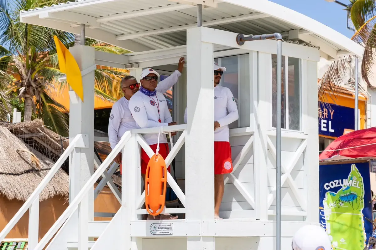 El Ayuntamiento refuerza la vigilancia en Playa Fundadores con nueva infraestructura tecnológica.