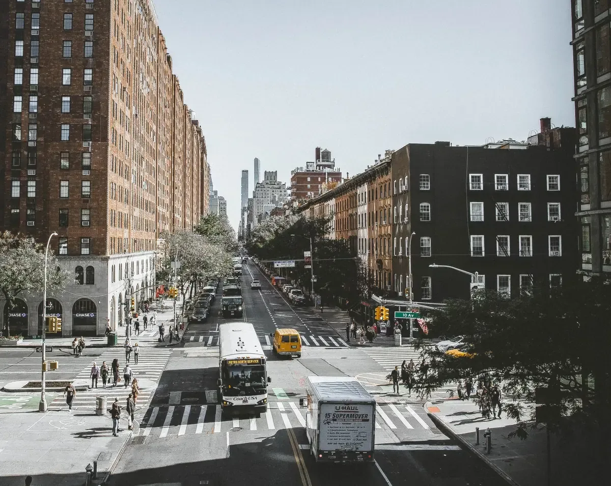 La nueva normativa implementa tecnologías para reducir riesgos en la ciudad, mejorando la seguridad de peatones y ciclistas.
