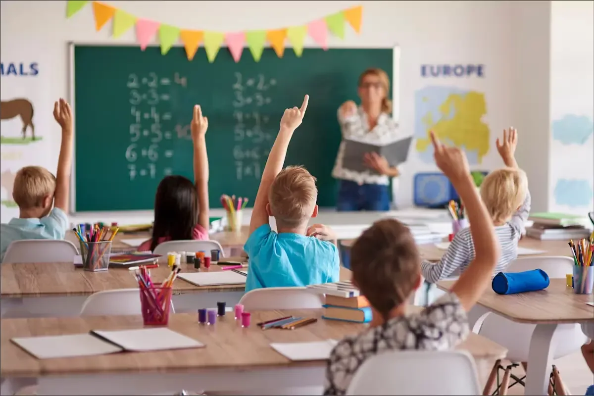 La iniciativa legislativa impide que escuelas soliciten información migratoria a estudiantes.