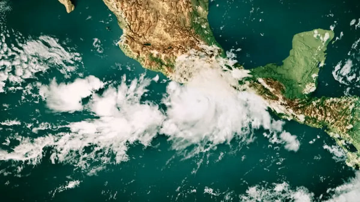Michoacán y otros estados deben estar atentos al desarrollo del ciclón 92E que podría intensificarse en las próximas horas.