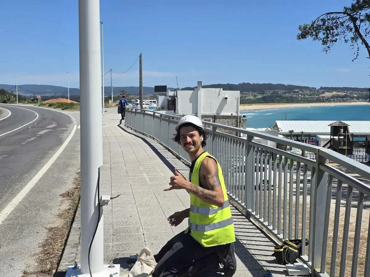 La modernización del alumbrado público resalta la seguridad y belleza del área costera.
