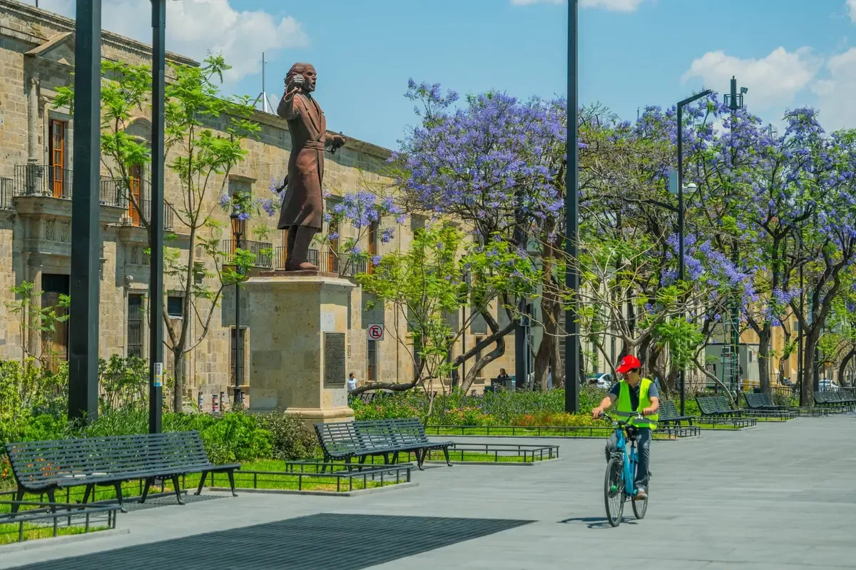 Los adultos mayores enfrentan riesgos crecientes por nuevos métodos de robo en el Área Metropolitana de Guadalajara.