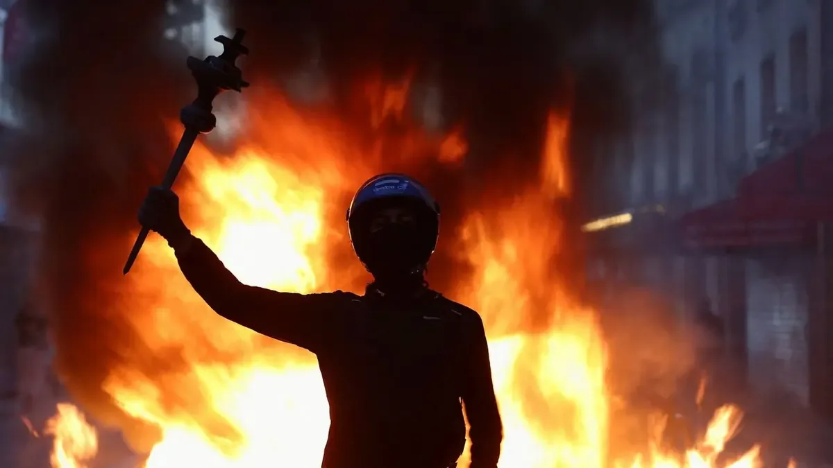 La inflación y la pérdida del poder adquisitivo generan un ambiente social tenso y violento en Francia.