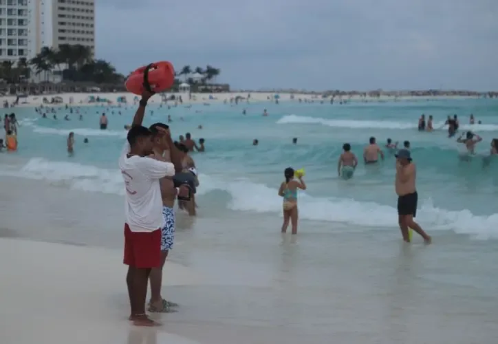 Nuevas torres guardavidas inteligentes en Cancún asegurarán playas seguras.