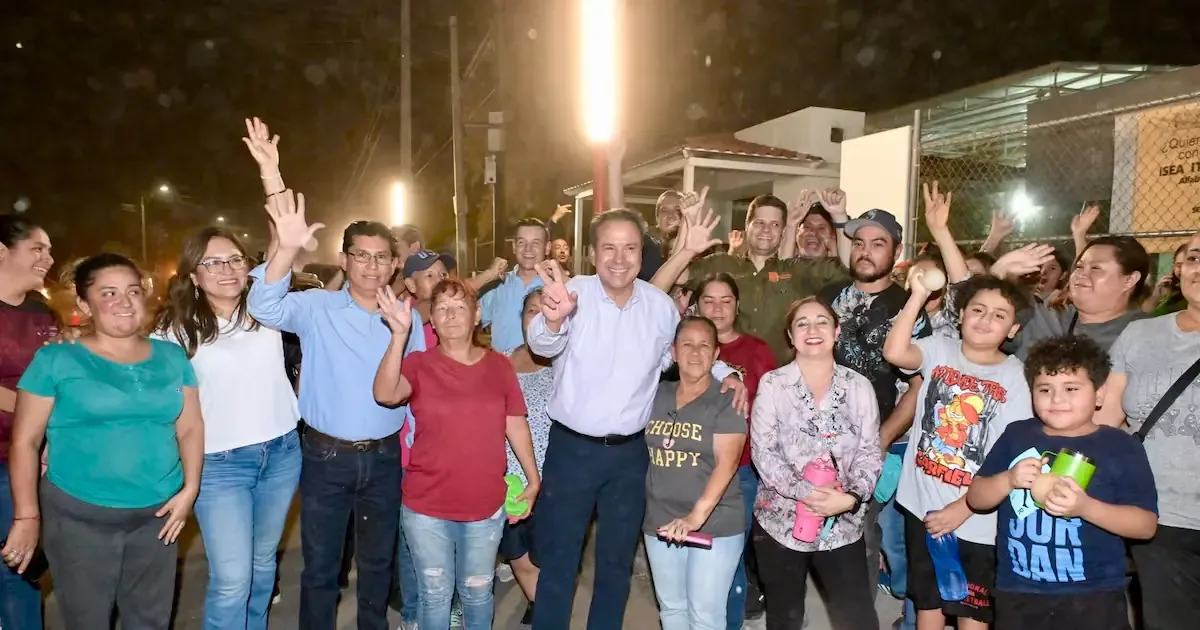 El alcalde Astiazarán presentó un corredor con iluminación y Wi-Fi gratuito para estudiantes de la primaria Simón Bolívar.