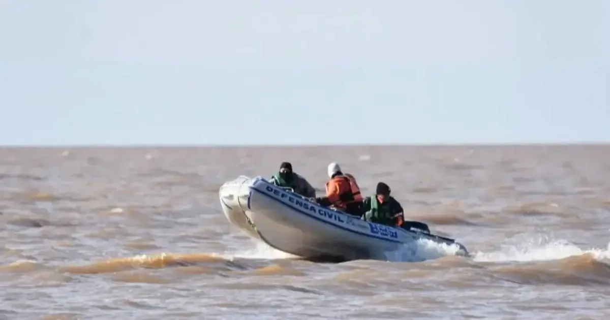 Encuentran el cadáver de un pescador desaparecido durante la búsqueda en Punta Indio, mientras continúan las labores de rastreo.