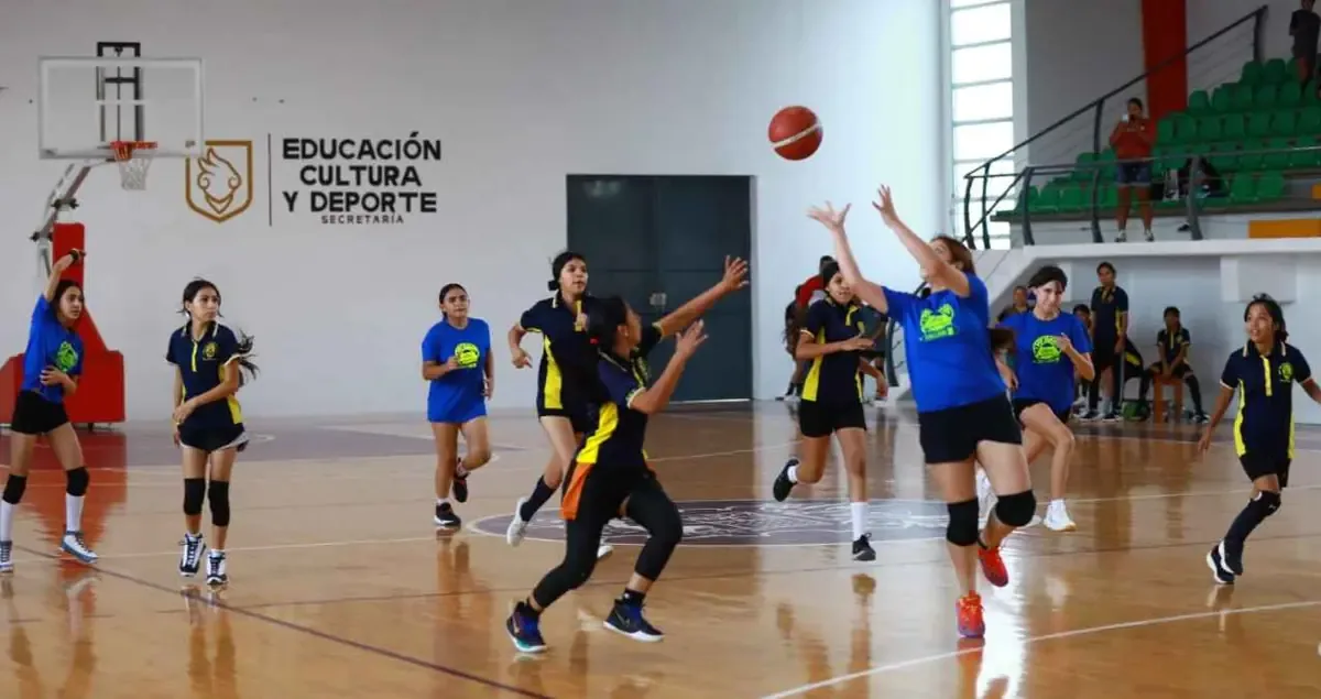 El Gobierno Municipal promueve la práctica del básquetbol en todas las edades.