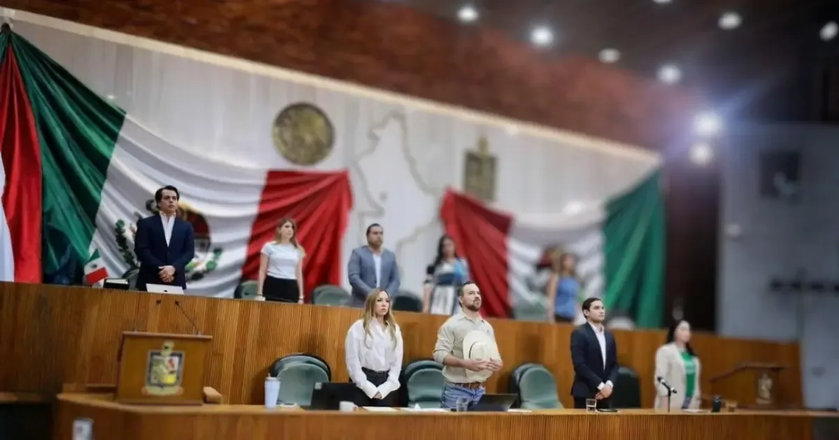 Se reduce la edad mínima para diputados y alcaldes, promoviendo la participación juvenil en la política local.