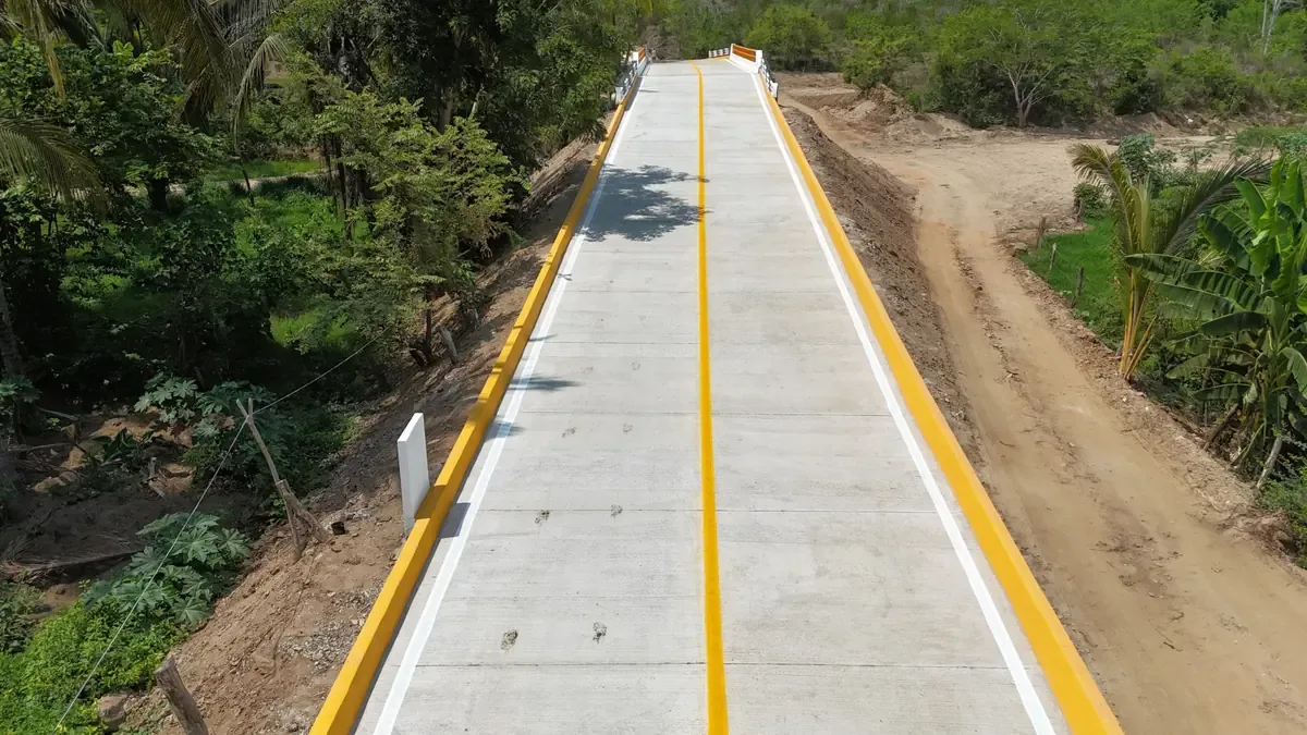 La construcción del puente "Limón Grande" facilita la comunicación y acceso a servicios en la región.