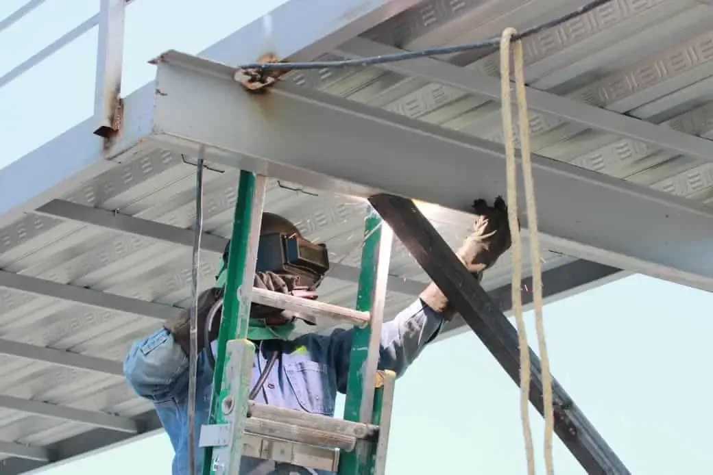 El puente facilitará el cruce seguro de estudiantes y habitantes en la ciudad.