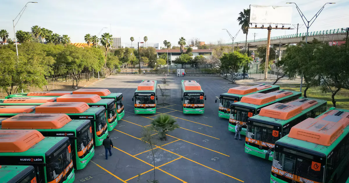 Nuevos camiones mejoran el servicio de transporte público en Nuevo León.
