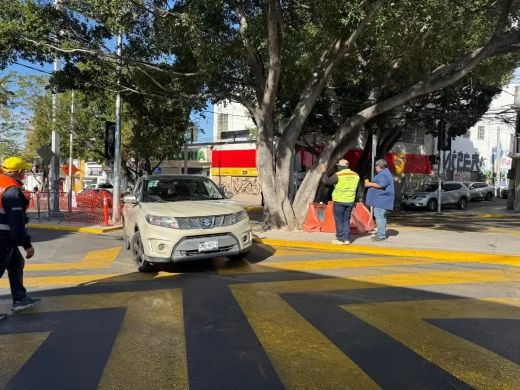 Nuevos retornos viales en Corregidora Norte facilitan la movilidad durante obras.