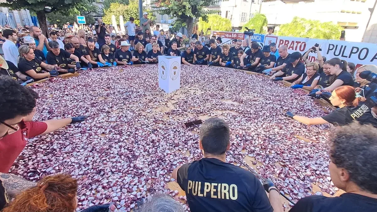 La famosa fiesta destaca por su récord en la preparación de platos gigantes.