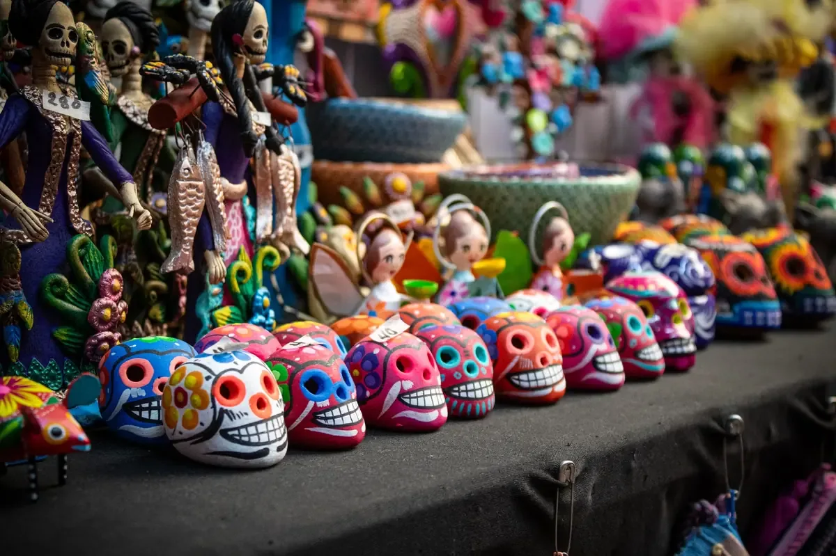 La celebración de Día de Muertos en Oaxaca se desbordó con comparsas y actividades populares, invitando a locales y visitantes.