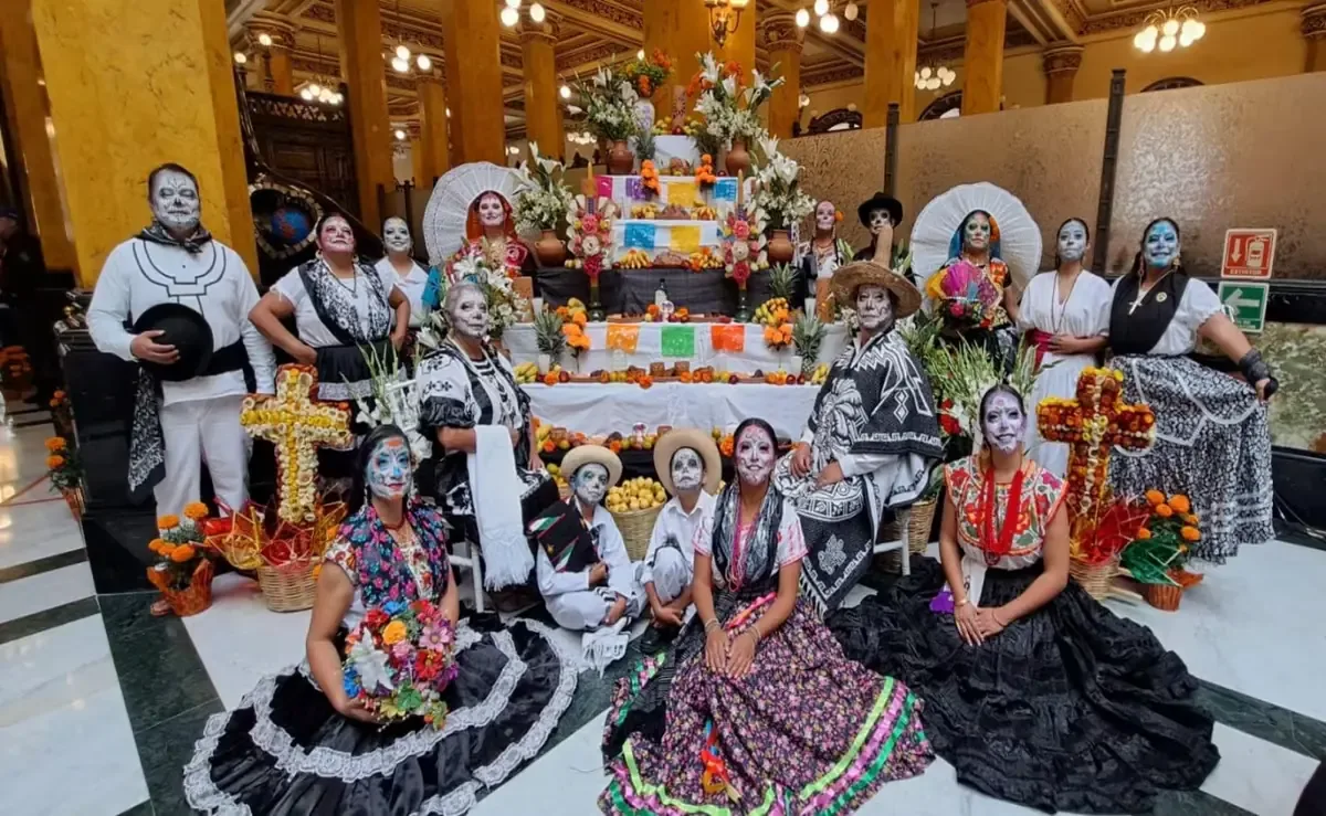 La fiesta honra a los difuntos y destaca la identidad cultural de Oaxaca.