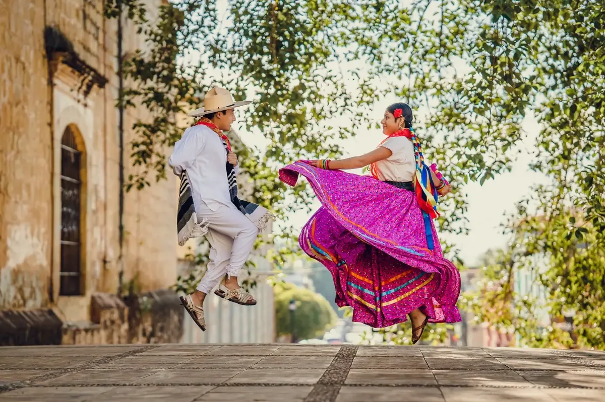 La Guelaguetza de Oaxaca atrae a miles de turistas y genera ingresos significativos para el sector.