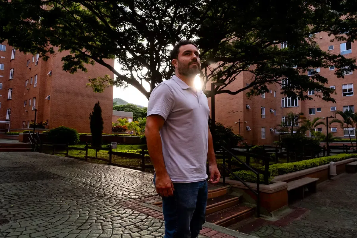 Rafael Velázquez comparte su experiencia a través de sus pertenencias tras ser deportado.