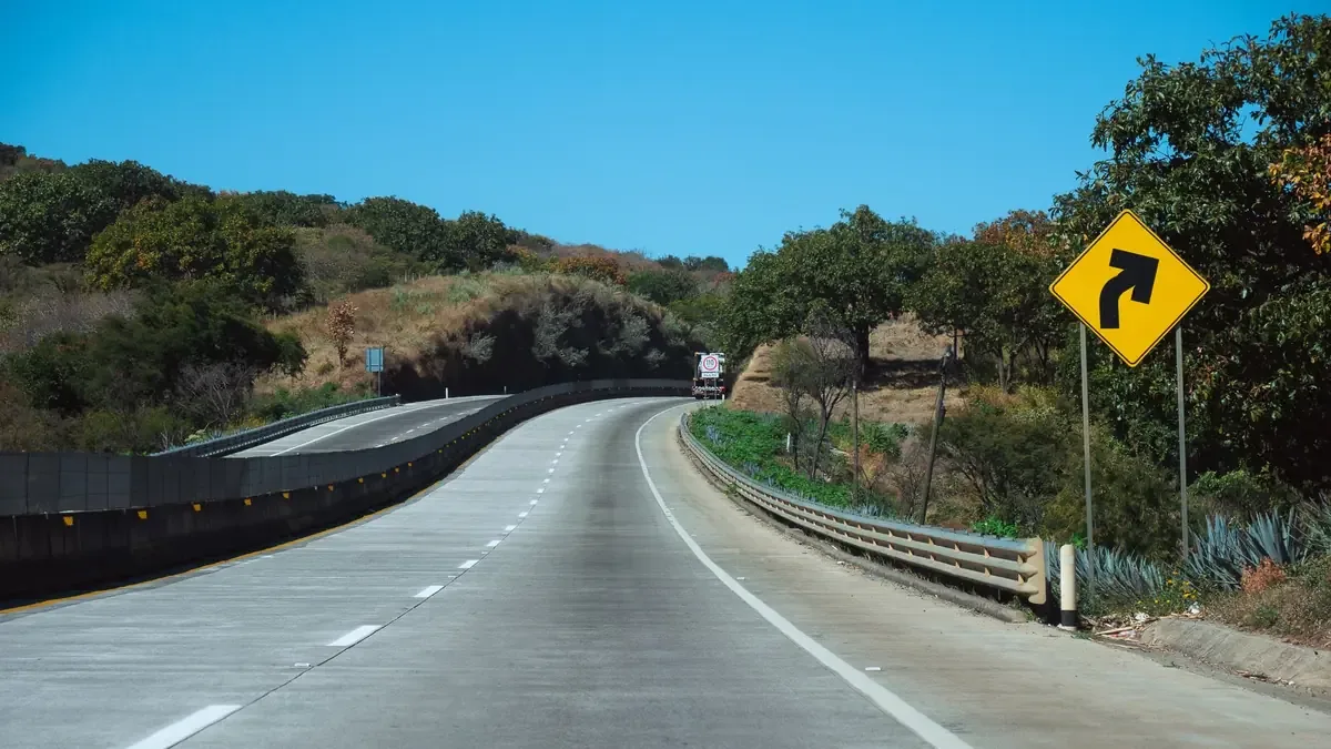 La Secretaría de Infraestructura mejora la carretera con trabajos de fresado y reconstrucción para aumentar la seguridad vial.