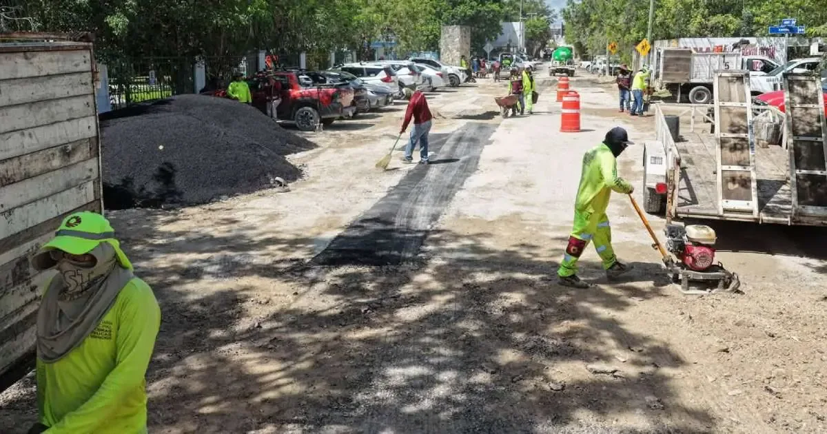 Estas obras buscan mejorar la infraestructura vial en el sur de Cancún y mitigar el tráfico en avenidas clave.