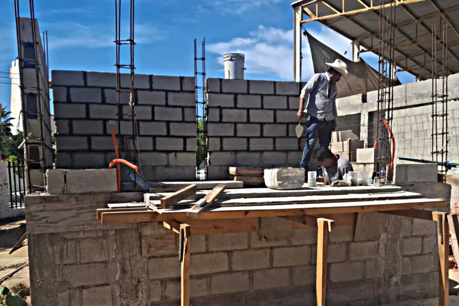 Obras de rehabilitación en la Escuela Primaria Héroes de 1847 en Cabo San Lucas.