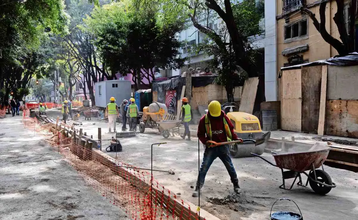 Obras de semipeatonalización avanzan en la calle Amberes, Zona Rosa.